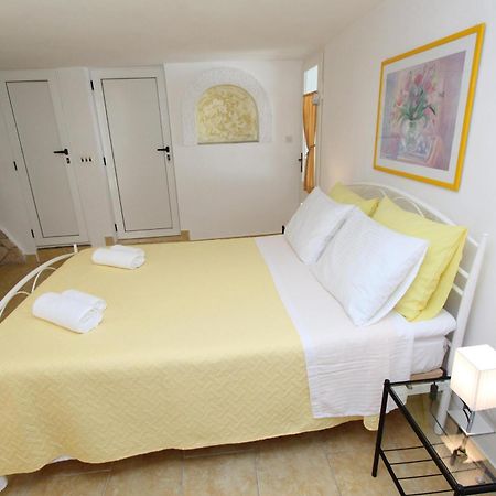 Apartments Knezovic ロヴィニ 部屋 写真