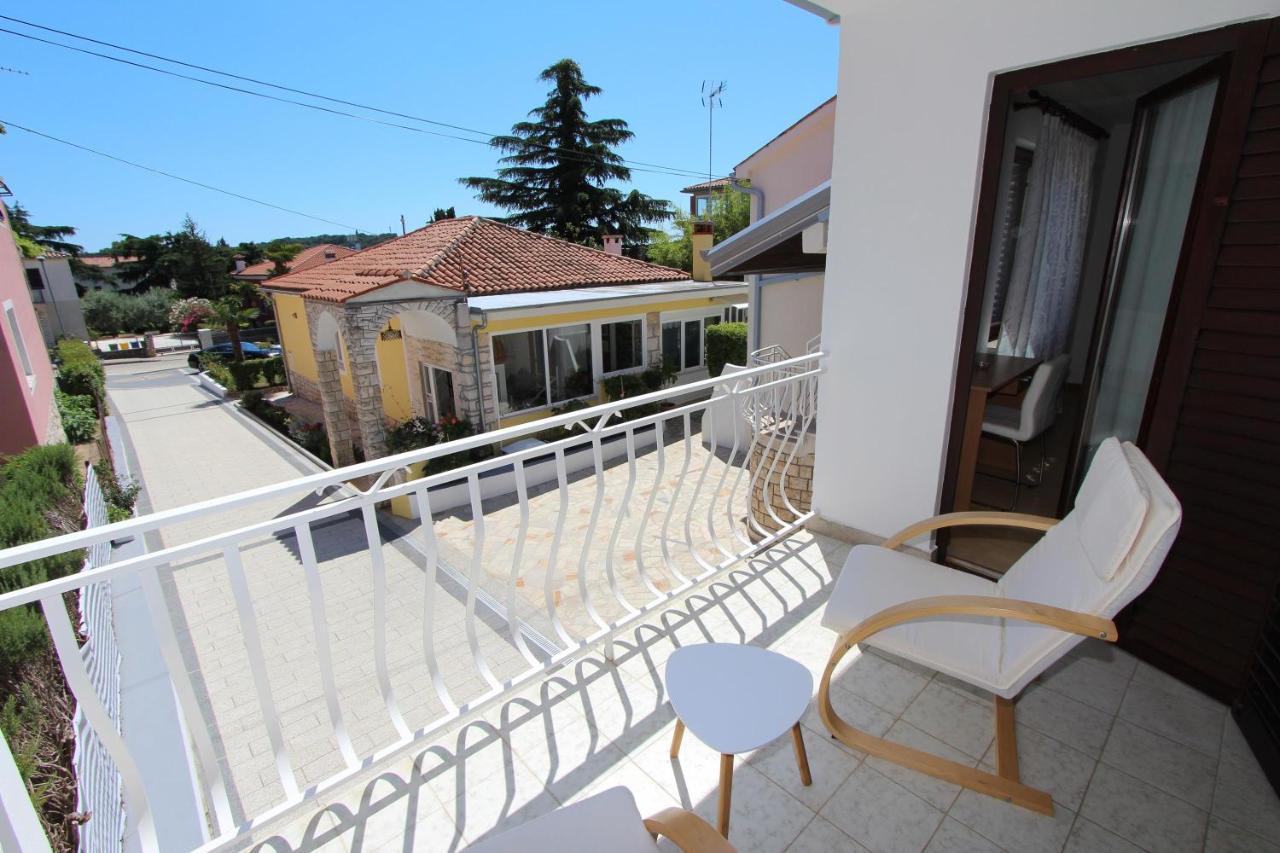 Apartments Knezovic ロヴィニ エクステリア 写真