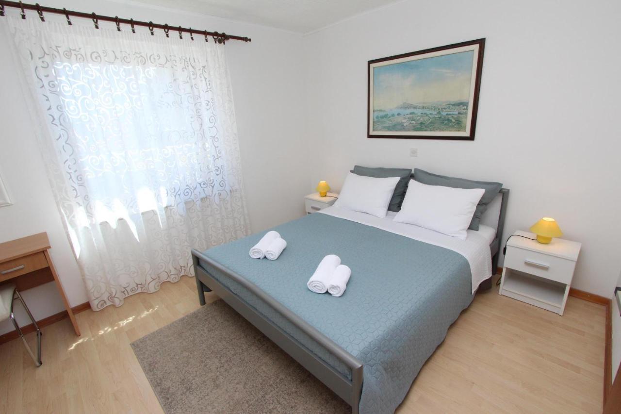 Apartments Knezovic ロヴィニ エクステリア 写真