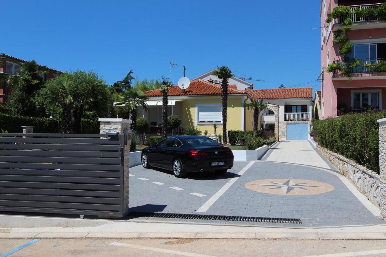 Apartments Knezovic ロヴィニ エクステリア 写真