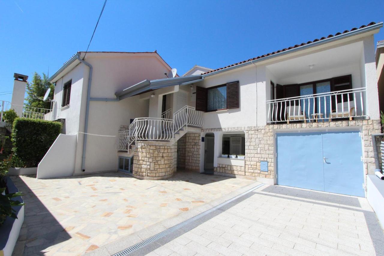 Apartments Knezovic ロヴィニ エクステリア 写真
