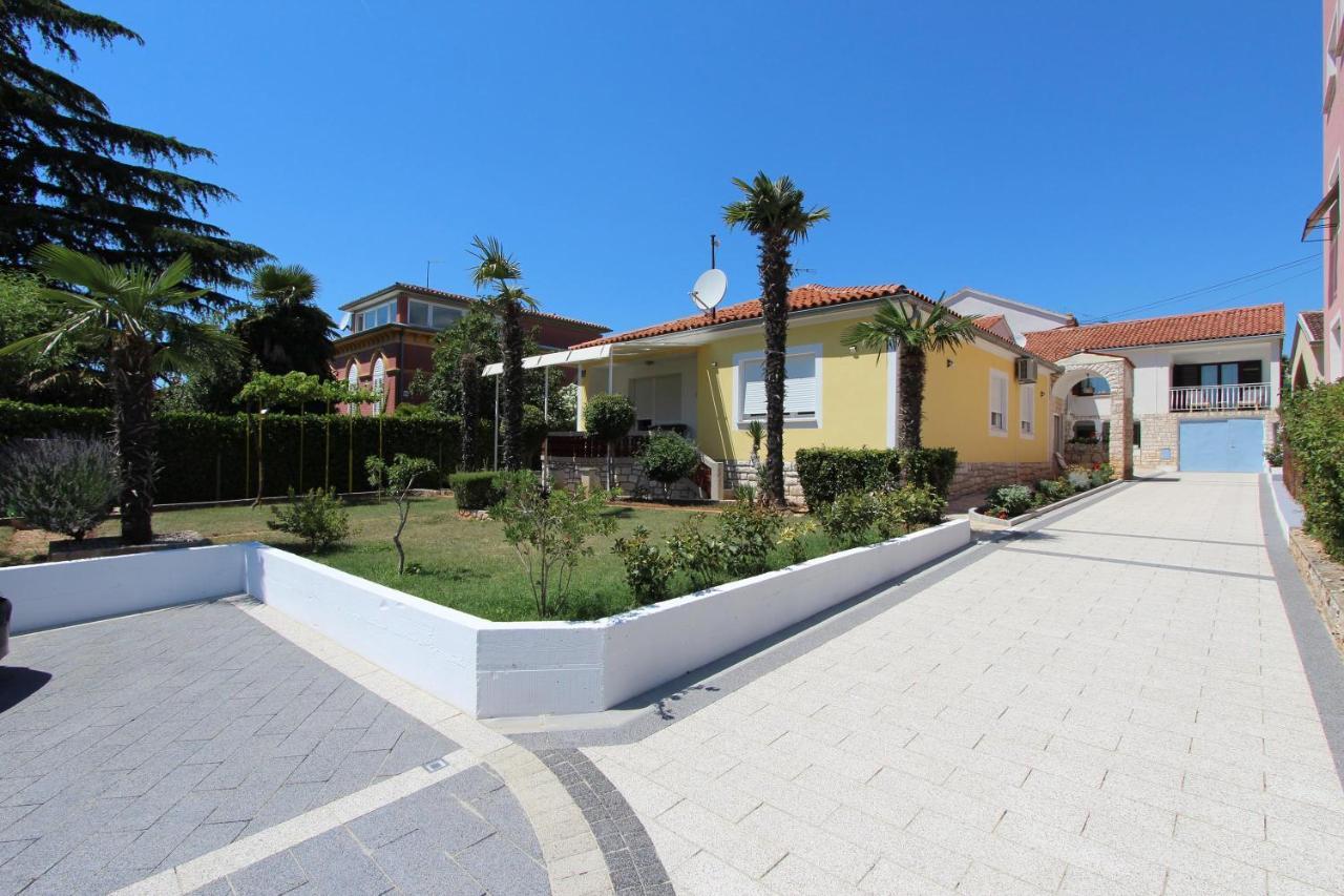 Apartments Knezovic ロヴィニ エクステリア 写真