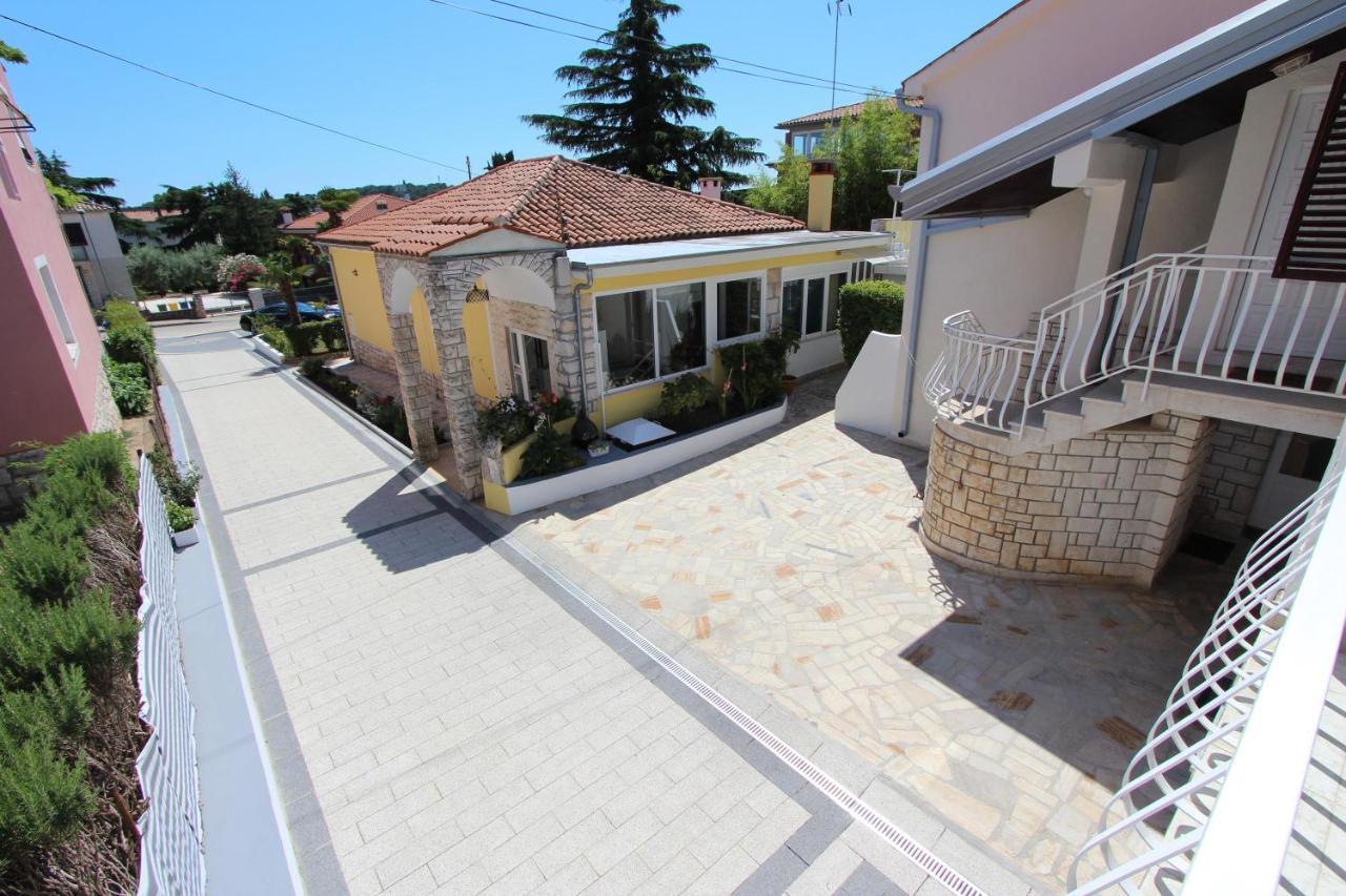 Apartments Knezovic ロヴィニ エクステリア 写真