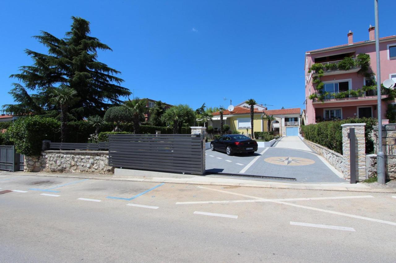Apartments Knezovic ロヴィニ エクステリア 写真
