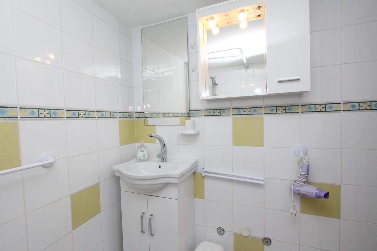 Apartments Knezovic ロヴィニ エクステリア 写真