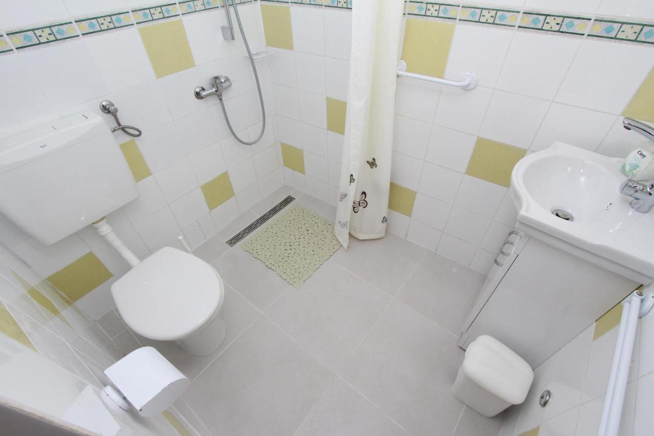 Apartments Knezovic ロヴィニ エクステリア 写真