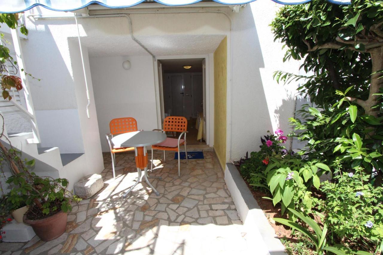 Apartments Knezovic ロヴィニ エクステリア 写真