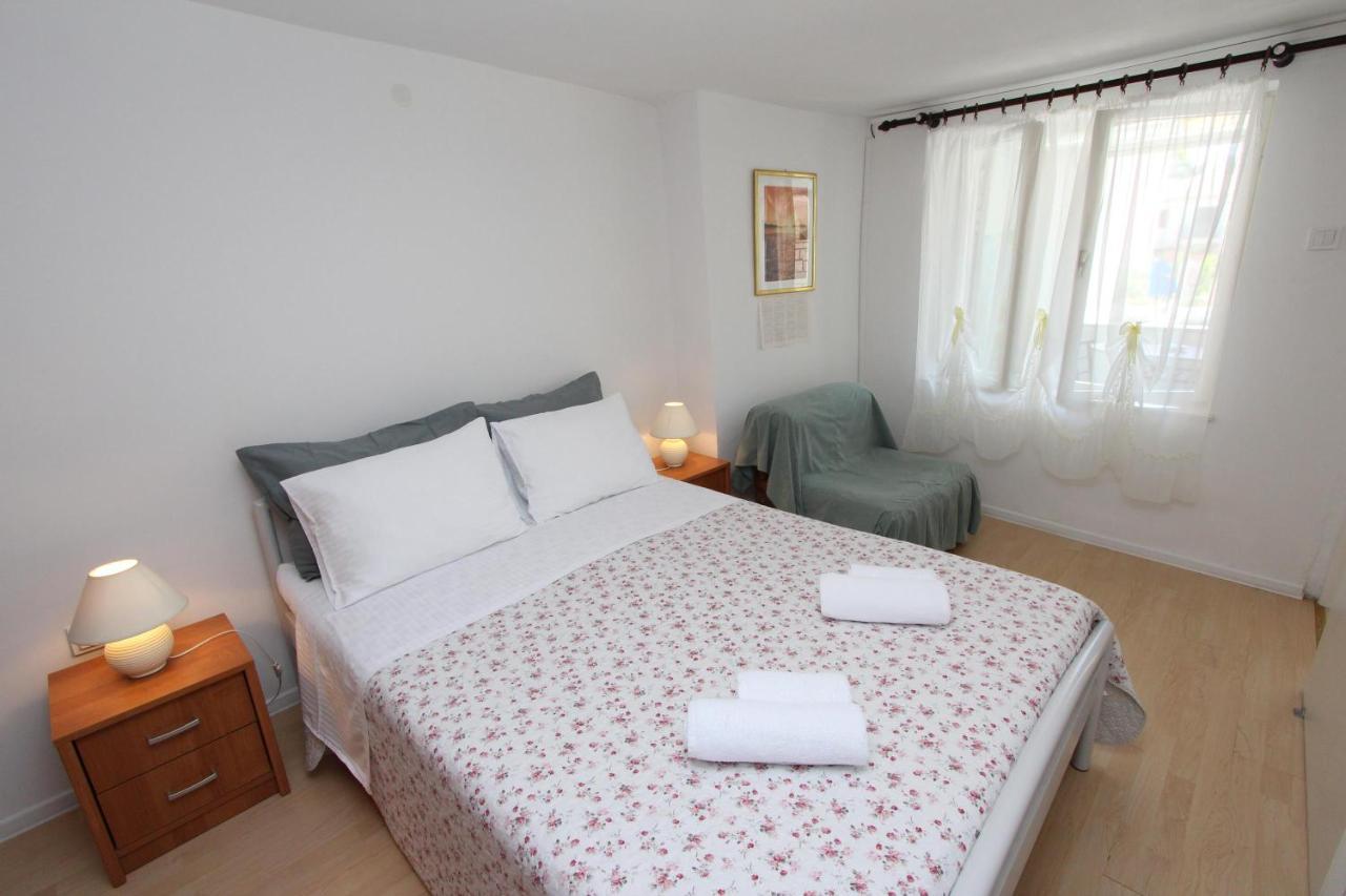 Apartments Knezovic ロヴィニ エクステリア 写真