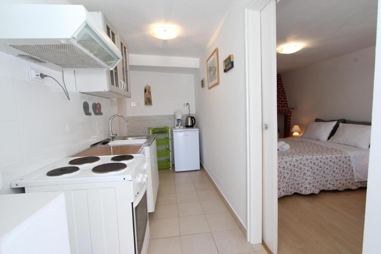 Apartments Knezovic ロヴィニ エクステリア 写真