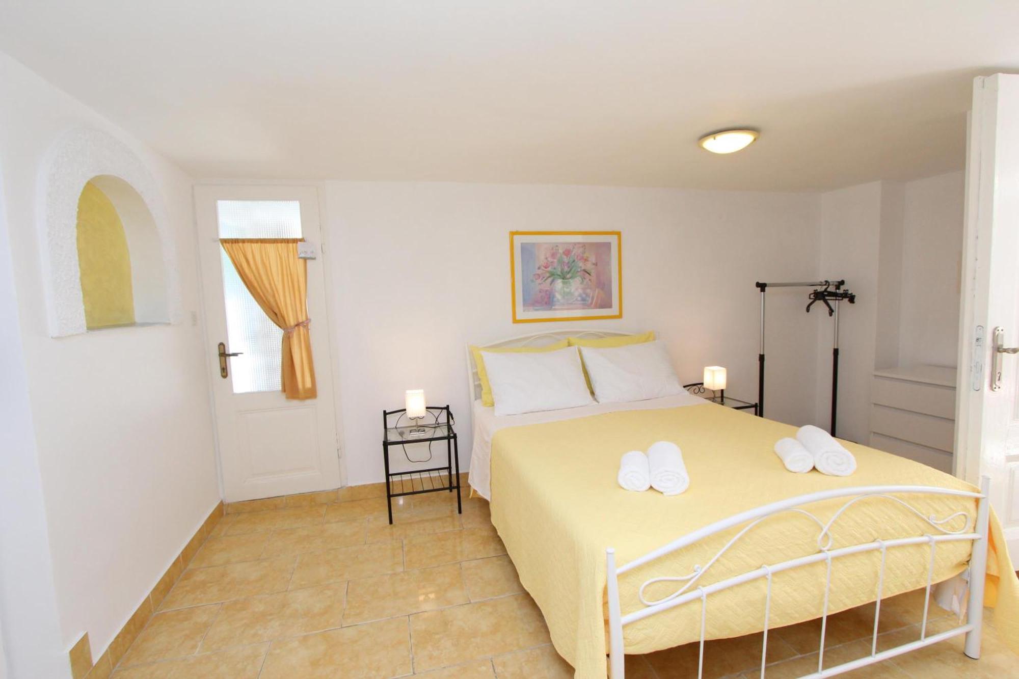 Apartments Knezovic ロヴィニ 部屋 写真