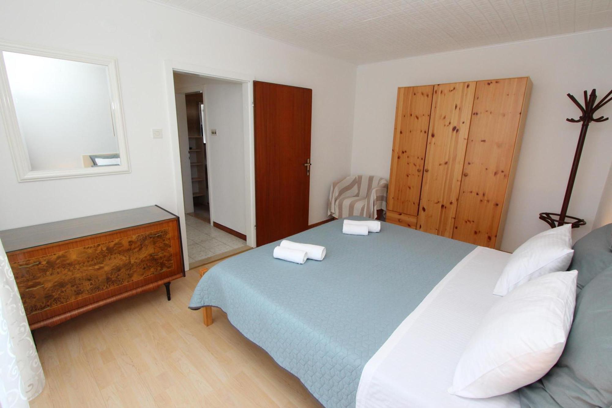 Apartments Knezovic ロヴィニ 部屋 写真