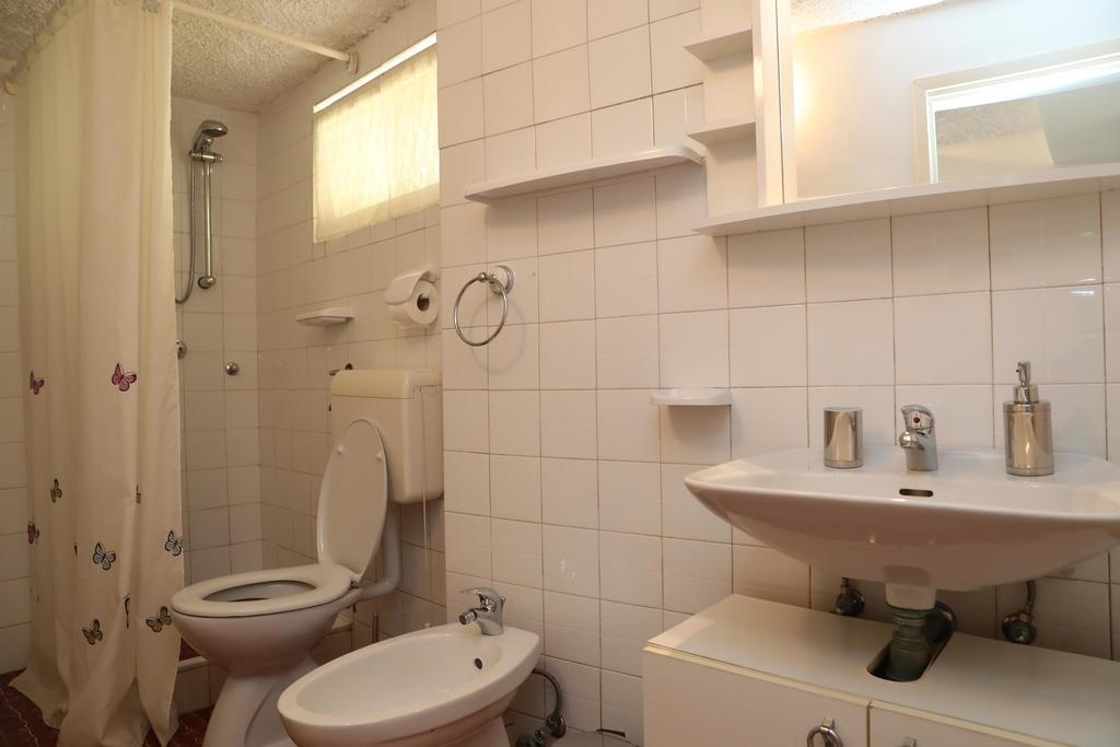 Apartments Knezovic ロヴィニ エクステリア 写真