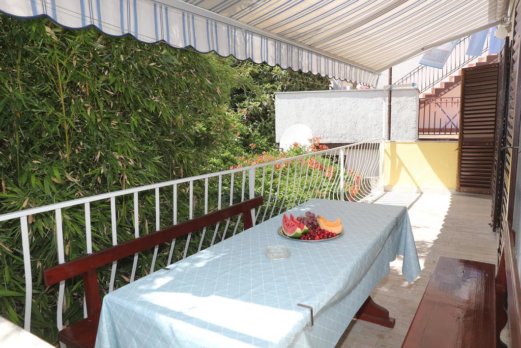 Apartments Knezovic ロヴィニ エクステリア 写真