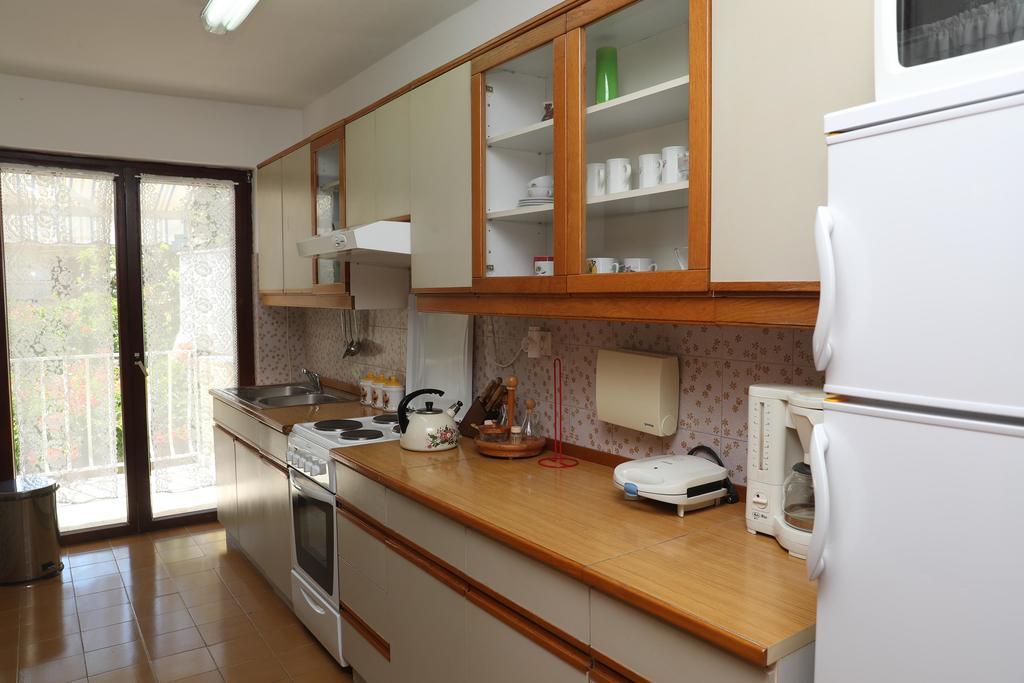 Apartments Knezovic ロヴィニ エクステリア 写真