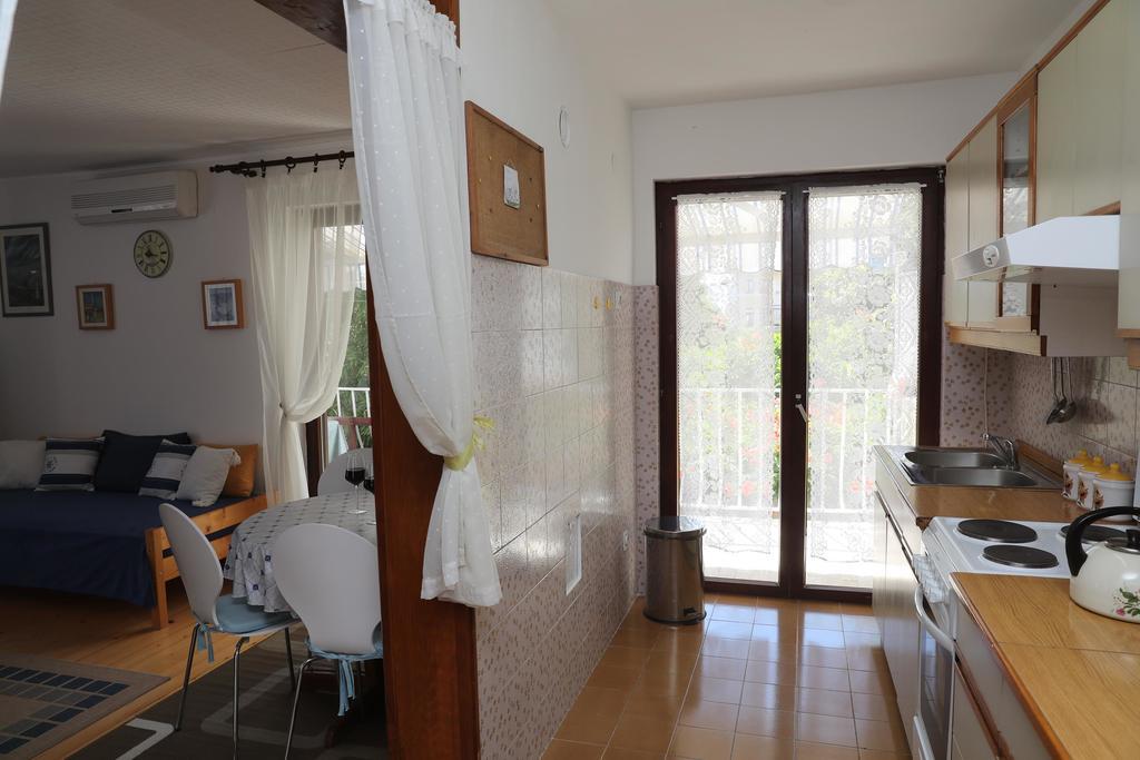 Apartments Knezovic ロヴィニ エクステリア 写真