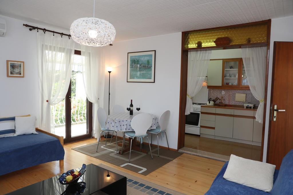 Apartments Knezovic ロヴィニ エクステリア 写真