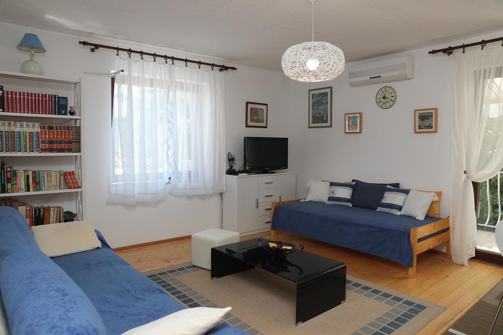 Apartments Knezovic ロヴィニ エクステリア 写真